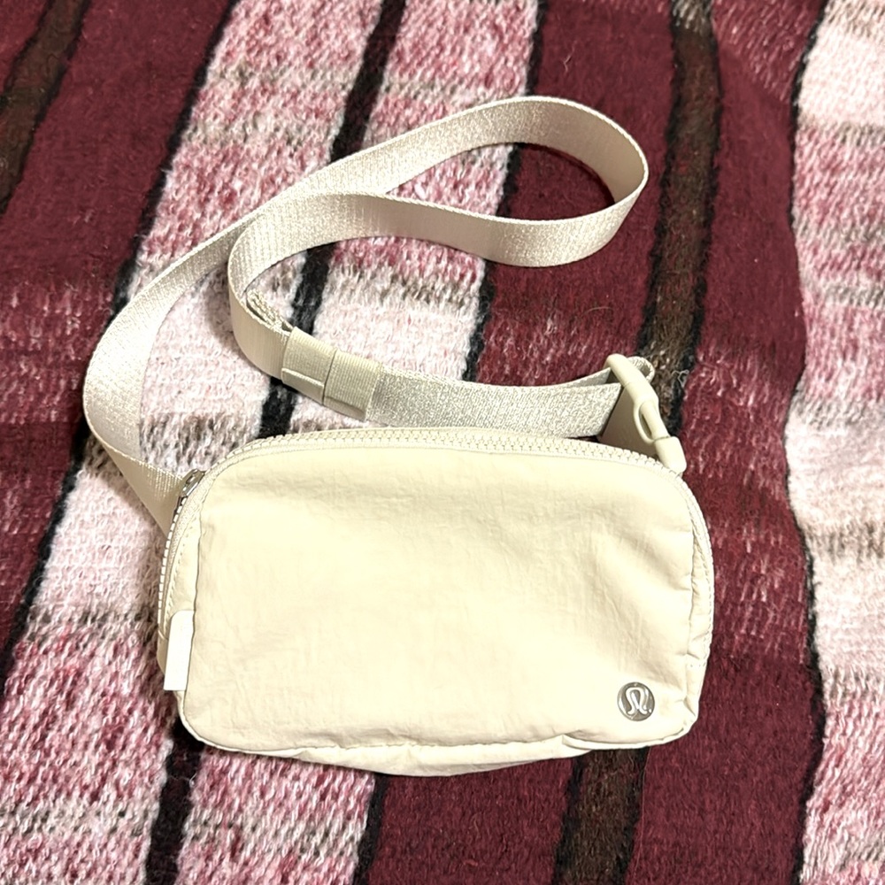 Lululemon everywhere belt bag EBB white